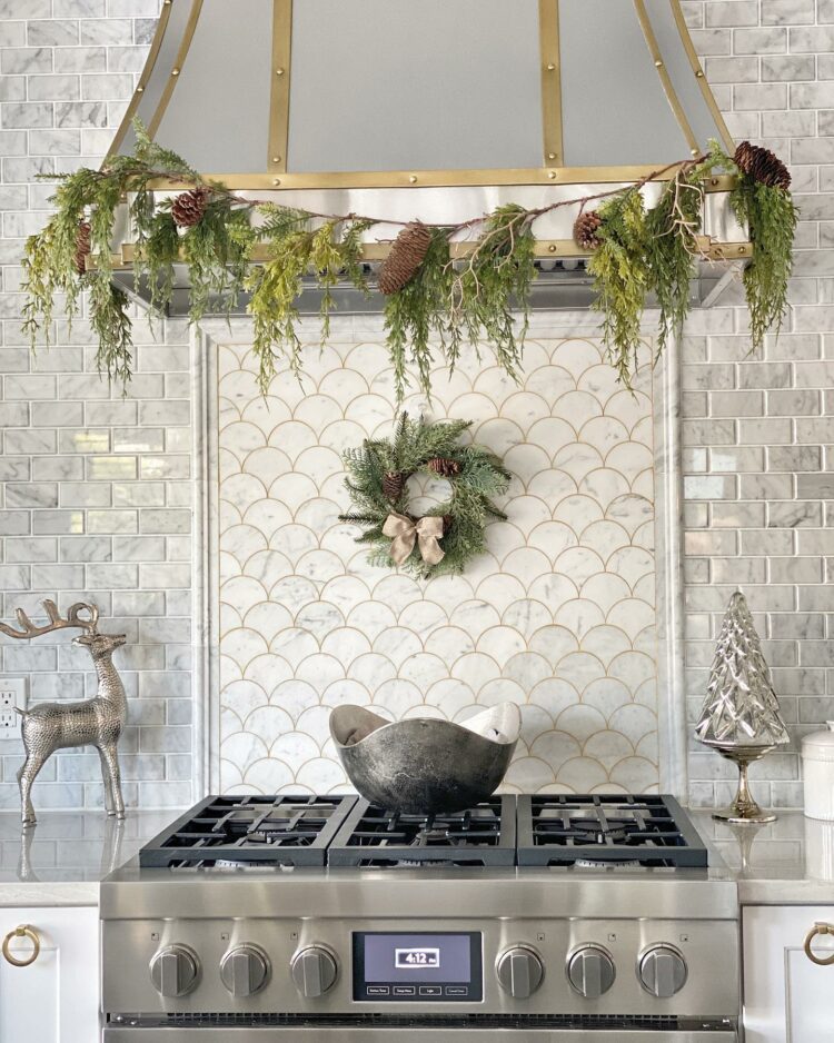 35+ Gorgeous Christmas Kitchen Decor Ideas To Add Festive Cheer