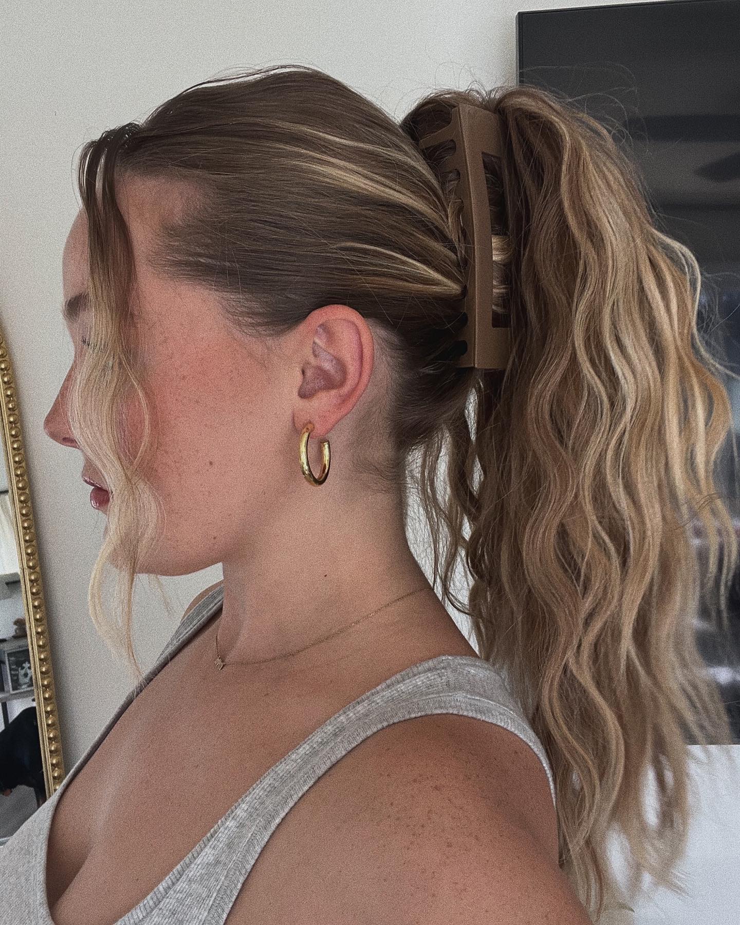 The claw clip hairstyle is more than a '90s trend - Vox